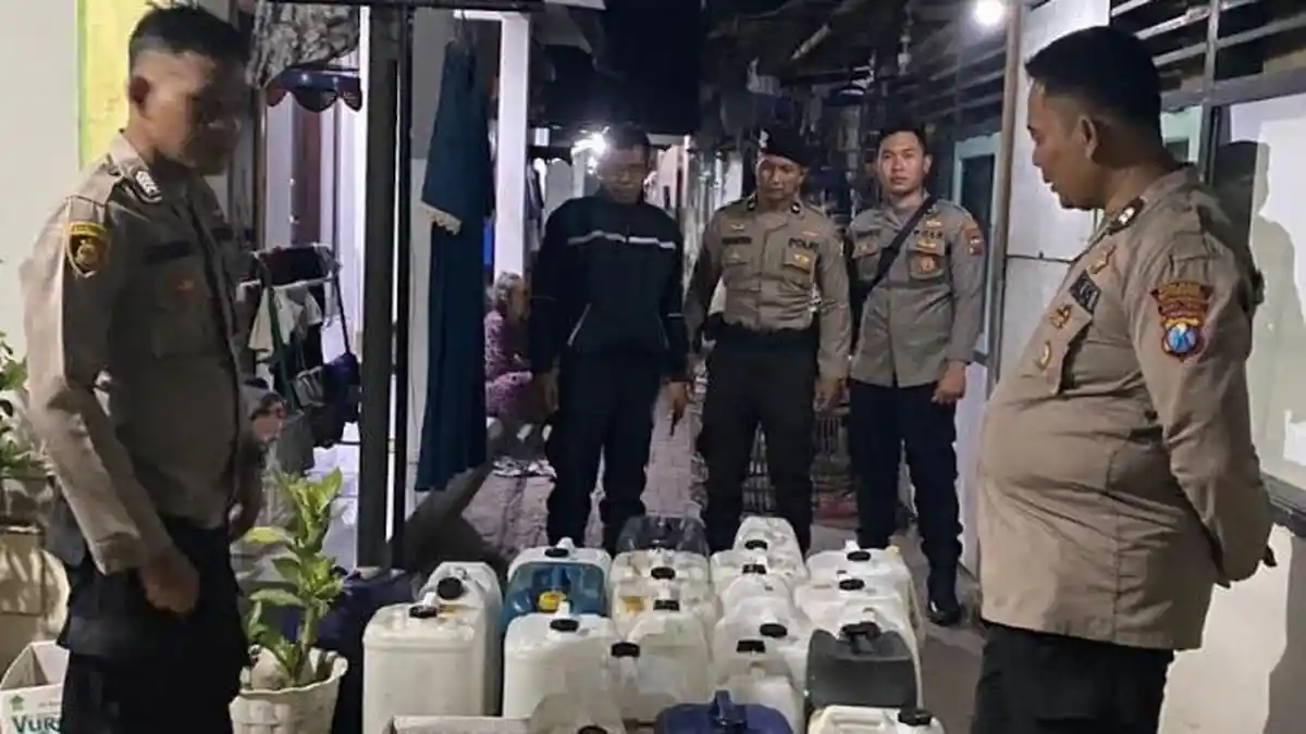 Polisi Terperangah Saat Gerebek Warga Situbondo, Rumah Kecilnya Simpan Puluhan Jeriken Arak