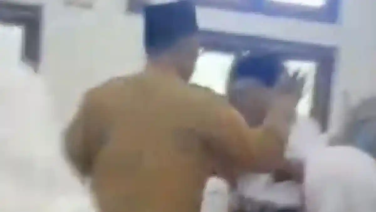 NASIB Guru SMAN 1 Pamekasan Usai Pukul Kepala Siswa, Viral Hingga Disanksi Kepsek, Diduga Mengganggu