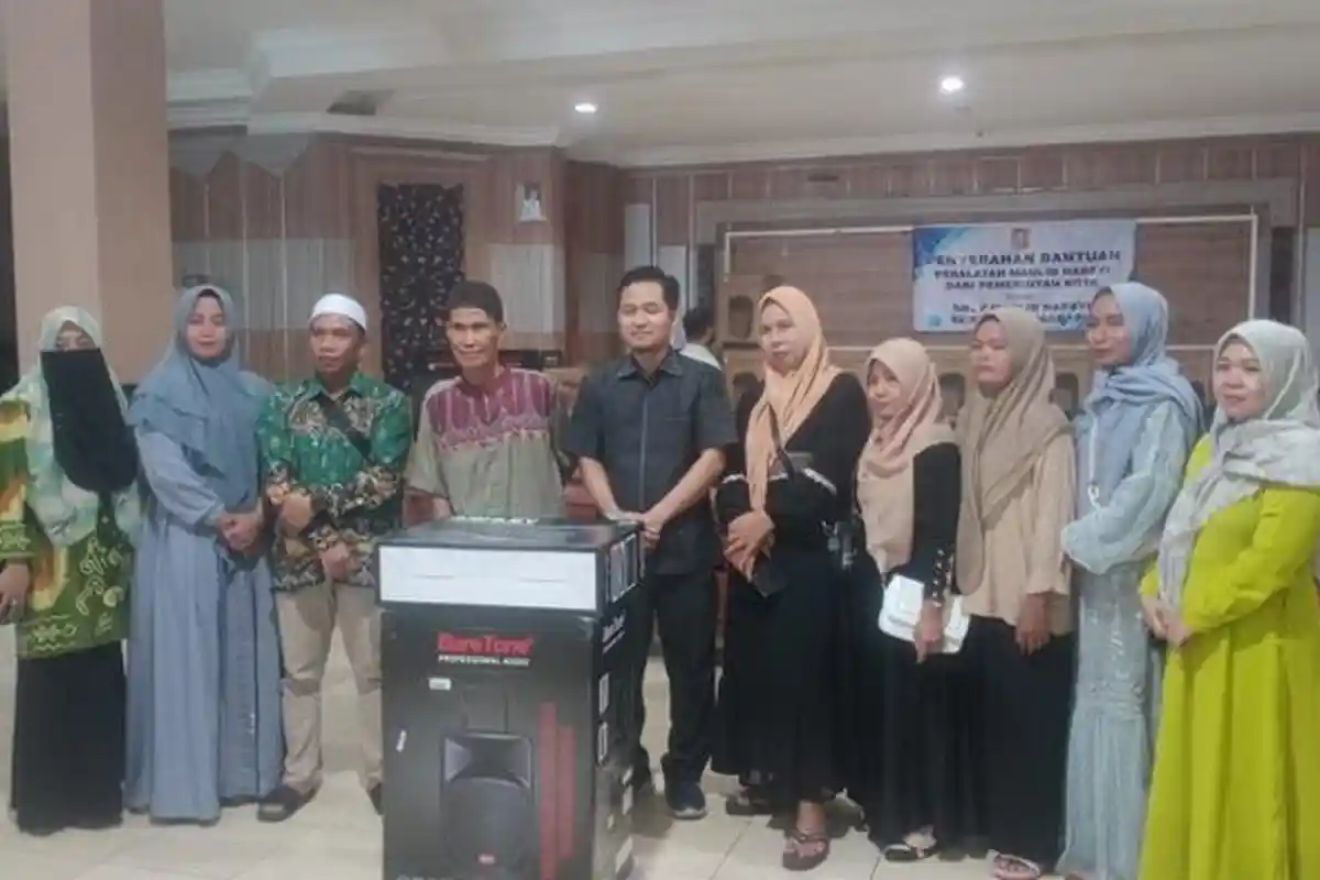 Serap Aspirasi Warga, Anggota DPRD Banjarbaru Bantu Peralatan Maulid Habsyi di Kecamatan Cempaka