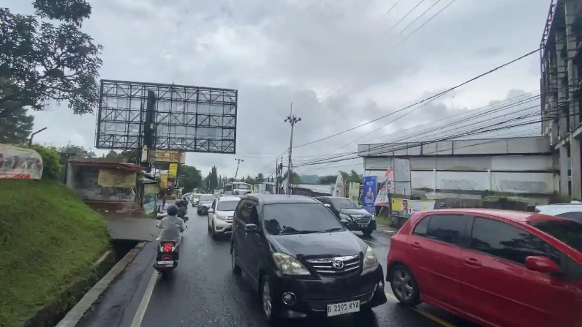 UPDATE Arus Lalu Lintas Puncak Bogor, Merayap di Kawasan Cisarua, Masih Diguyur Hujan