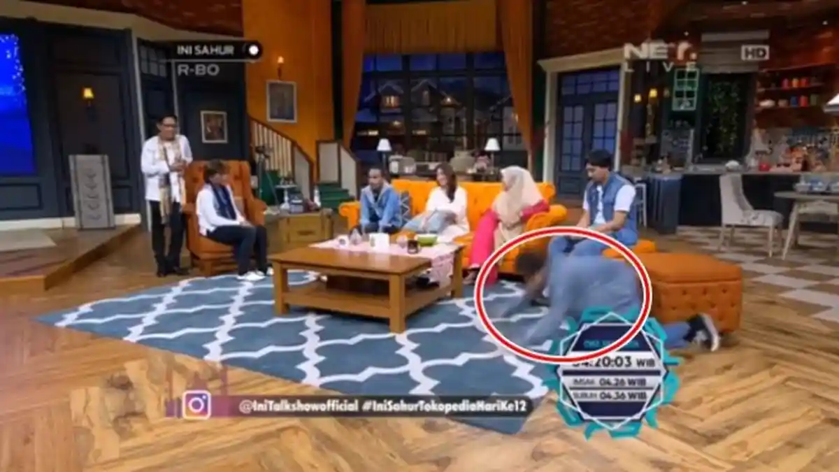 Bawa Program Sahur, Desta Mendadak Jatuh Karena Ngantuk. Berikut Video Detik-detik Terjadinya