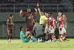 M-Riyandi-menerima-kartu-merah-setelah-melakukan-pelanggaran.jpg