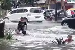 Daftar Kawasan di Palembang yang Terendam Banjir Pasca Hujan Setengah Hari, Anak-anak Malah Berenang
