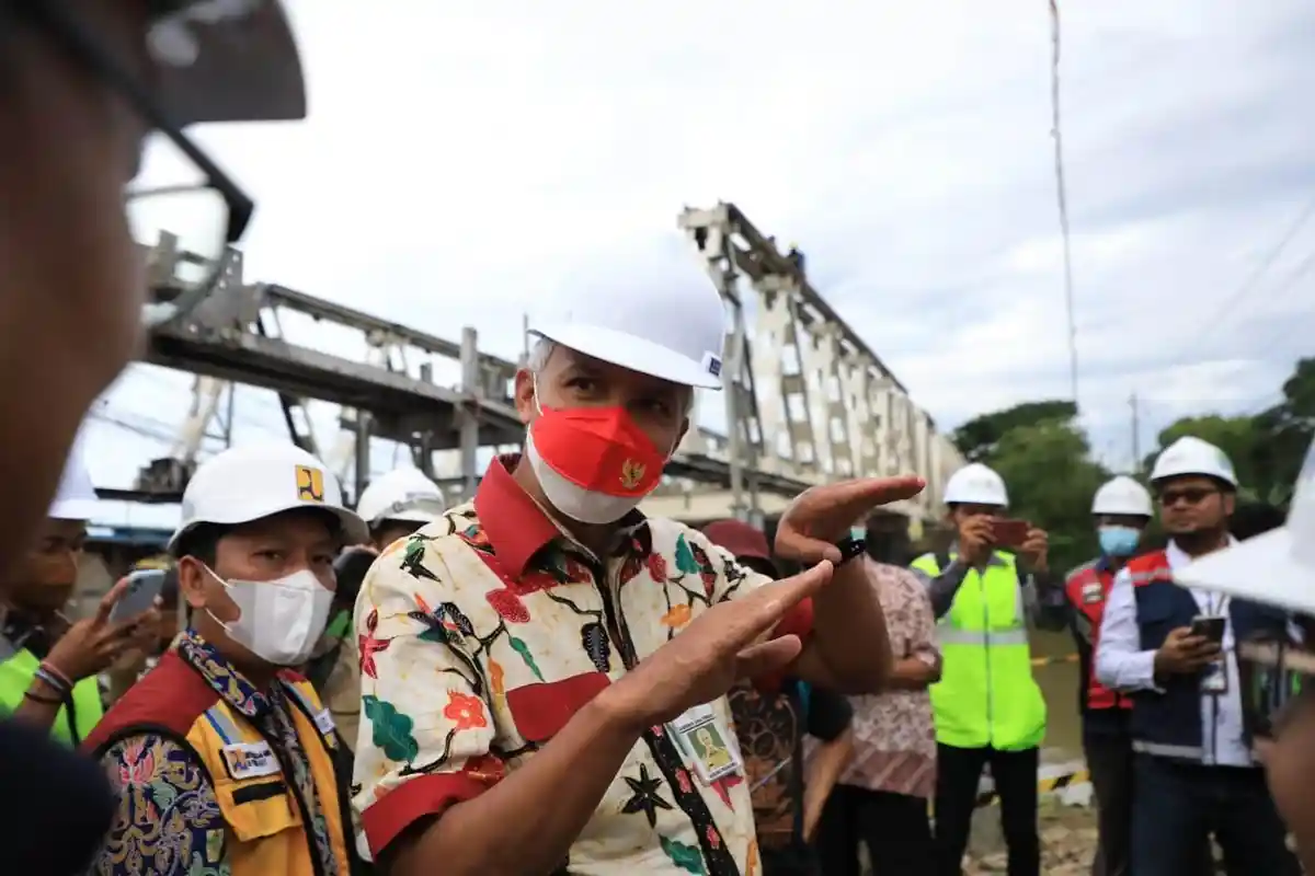 Ganjar Cek Jembatan Juwana, Sebut Kondisi Berbeda dengan Wonokerto: Ini Gak Bisa Dipercepat