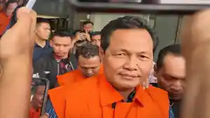 Bupati-Muara-Enim-Edison-saat-mengenakan-rompi-tahanan-KPK111.jpg