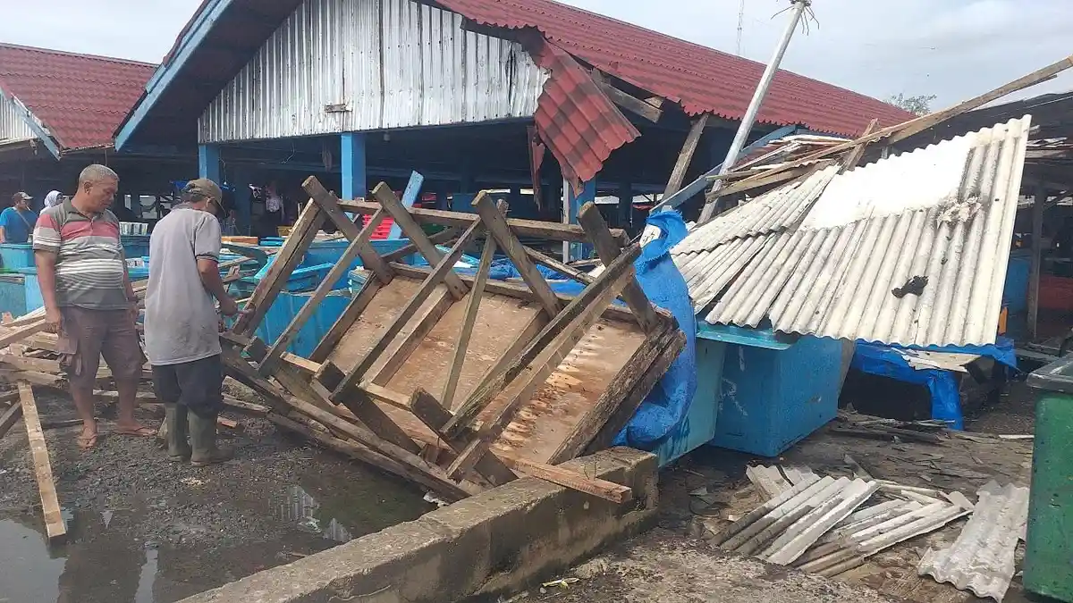 Dampak Cuaca Ekstrem di Bengkulu, Kapal Tabrak Lapak Pedagang TPI Pulau Baai