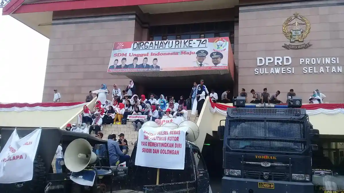 Tolak Pemakzulan Gubernur, Ratusan Warga Kepung Gedung DPRD Sulsel