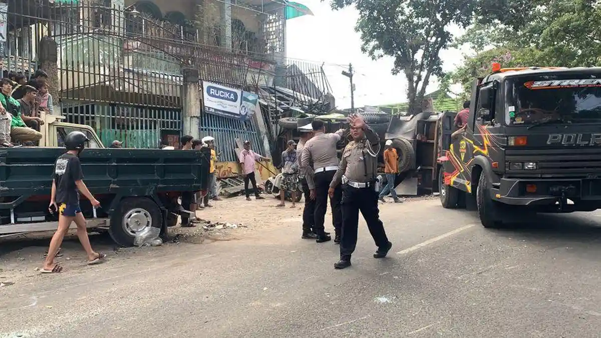 BREAKING NEWS: Empat Truk dan Dua Motor Terlibat Tabrakan Beruntun di Cianjur, Satu Orang Meninggal