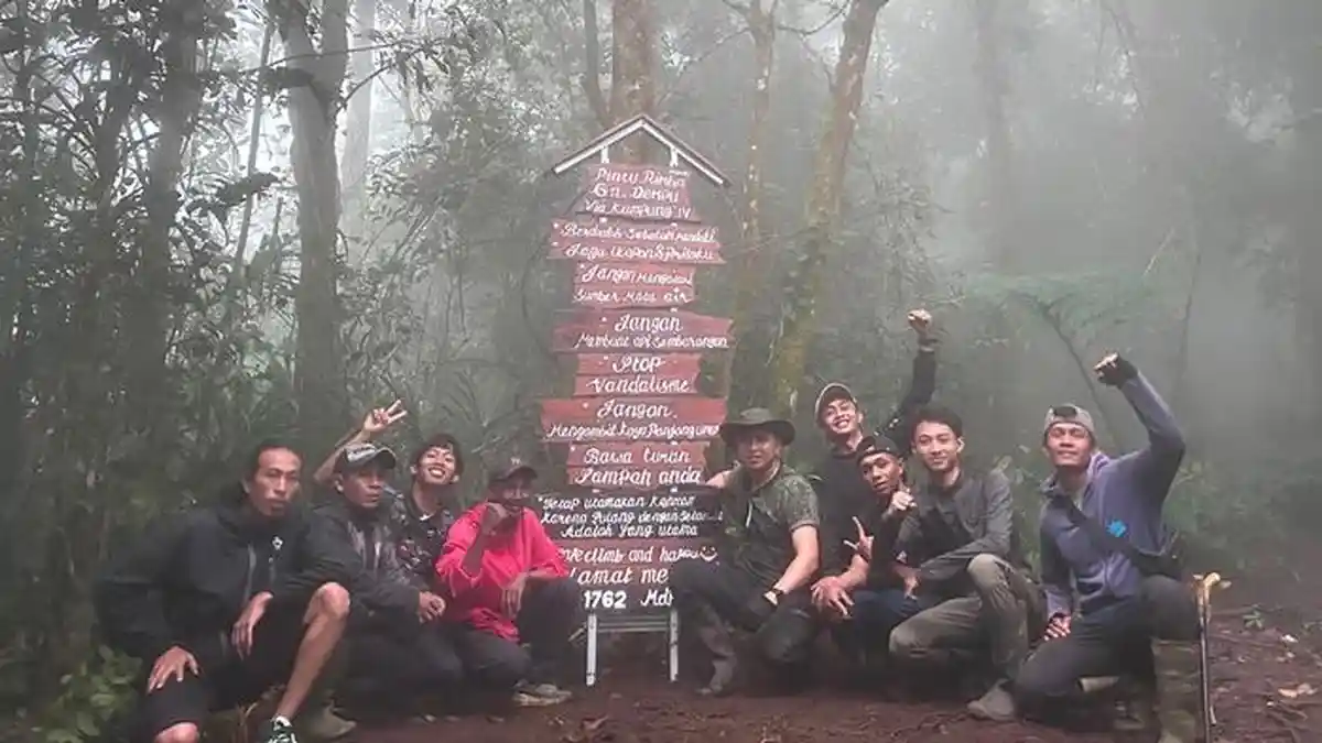 BRIGADE Lakukan Perbaikan Jalur dan Pintu Rimba Gunung Dempo Pagar Alam - Sripoku.com
