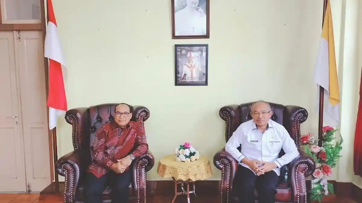 Penjabat Bupati Manggarai Timur, Boni Hasudungan Audiensi dengan Uskup Ruteng