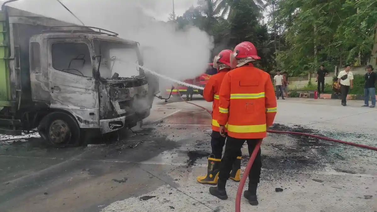 Truk Terbakar di Tol Bakter akibat Korsleting hingga Timbulkan Percikan Api