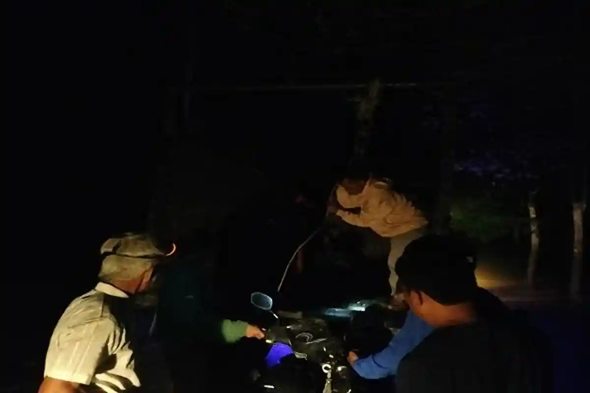 Air Tak Kunjung Surut, Warga Angkut Sepeda Motor ke Atas Truk, Lintasi Banjir Kamang Baru Sijunjung