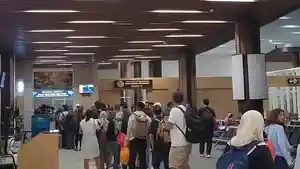 Suasana-antrean-penumpang-di-Bandara-Komodo.jpg