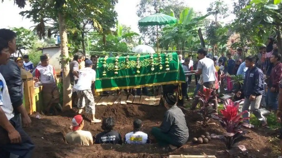 Tangis Duka Keluarga saat Pemakaman Korban Longsor Irna dan Keponakannya Kekey
