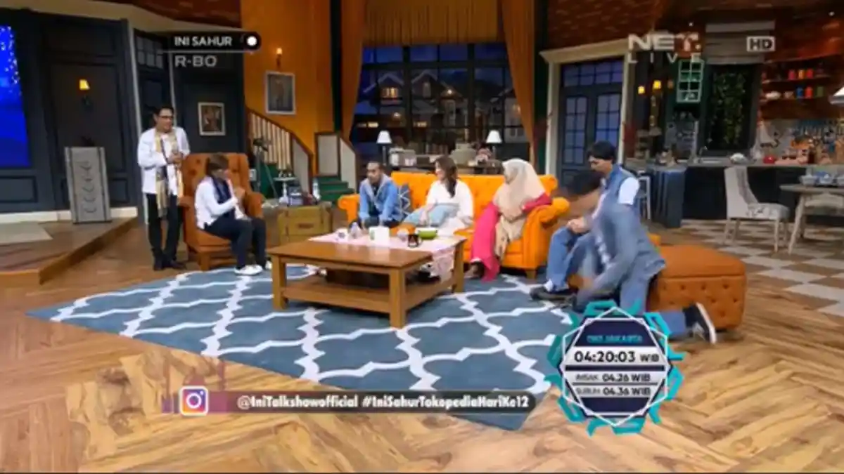 Kocak Parah! Nggak Kuat Nahan Kantuk, Desta Sampai Nyungsep saat Live Program Sahur