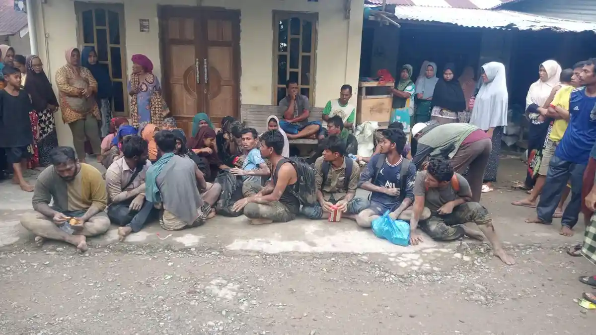 BREAKING NEWS - Imigran Rohingya Terdampar di Aceh Barat Daya, Warga Sumbang Makanan dan Pakaian
