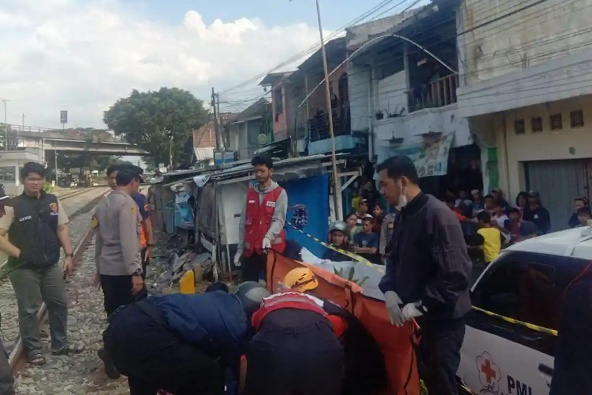 Berjalan di Perlintasan, Seorang Wanita Tanpa Identitas Tewas Tertemper Kereta Api Feeder di Cimahi