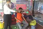 warga-binaan-lapas-kelas-iia-kotabaru-disuntik-vaksin-astrazeneca.jpg