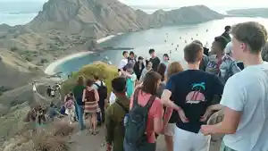 Wisatawan-saat-berkunjung-ke-Pulau-Padar-Taman-Nasional-Komodo.jpg