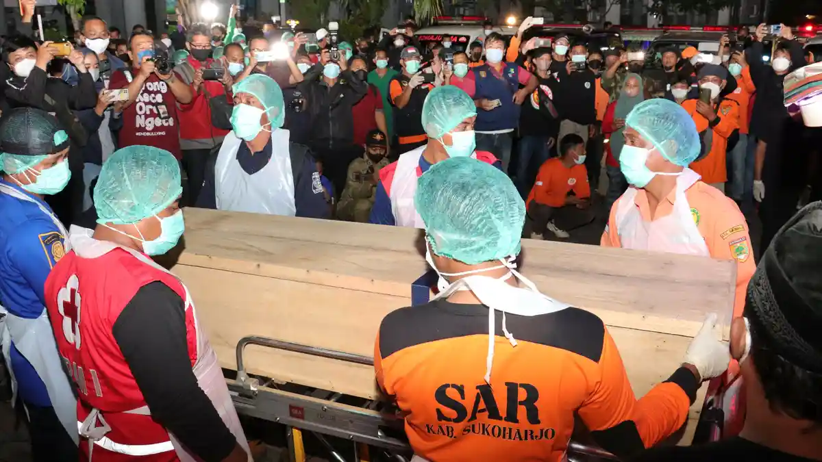 Bupati dan Kapolres Sukoharjo Sambut Kedatangan 13 Jenazah Korban Kecelakaan Bus di Bantul