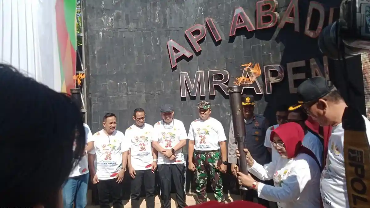 Bupati Grobogan Sri Sumarni Ambil Api Obor Porprov 2023 dari Kawasan Api Abadi Mrapen