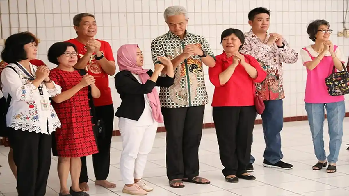 Ganjar Kunjungi Komunitas Tionghoa Jelang Imlek, Pulang Dapat Berkat