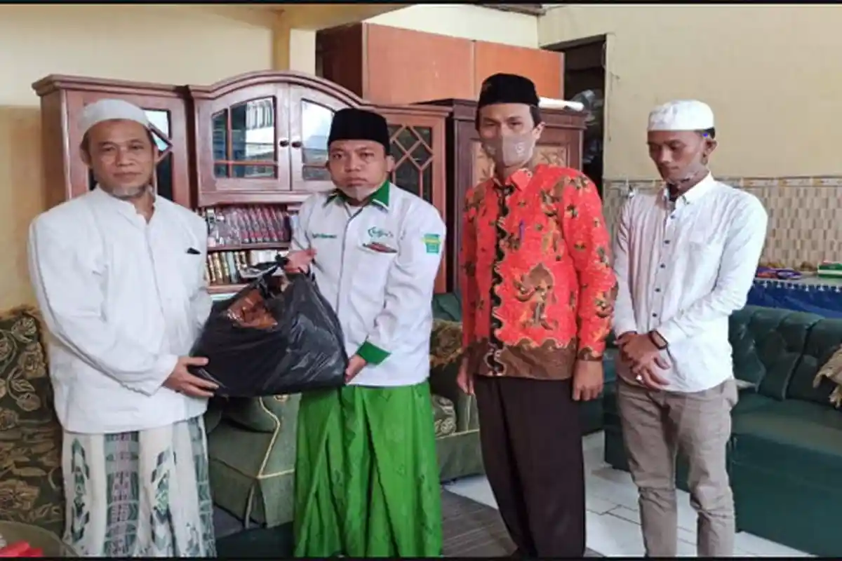 PWNU Jawa Timur melalui LAZISNU Sumbang 7000 Masker kepada 25 Pondok Pesantren di Jatim