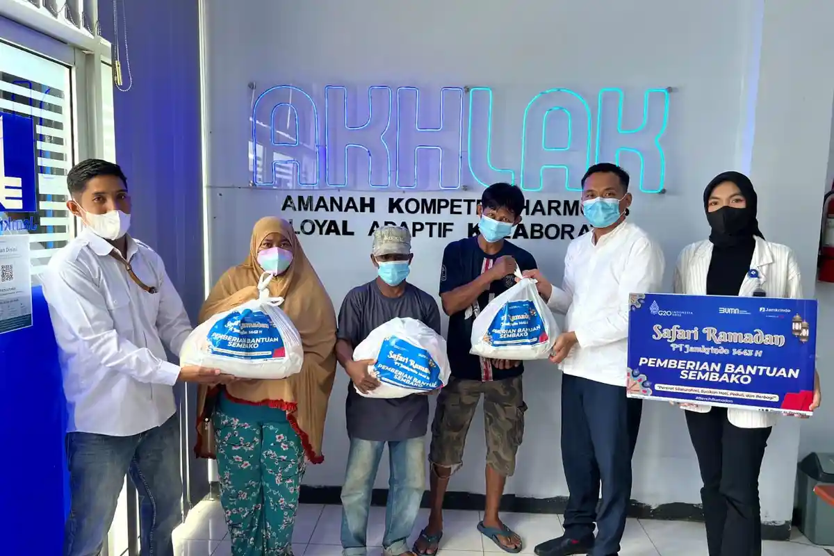 Safari Ramadan, Jamkrindo Berbagi Paket Sembako ke Warga Mamuju dan Santuni Anak Yatim