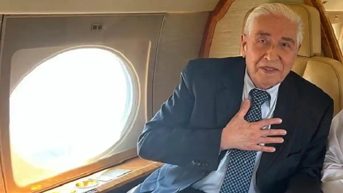 Warga AS Dibebaskan dari Penjara Iran, Naik Jet Pribadi Ditemani Orang Berpakaian Tradisional Oman