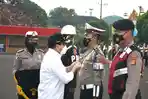 wali-kota-metro-sematkan-pita-operasi-ketupat.jpg