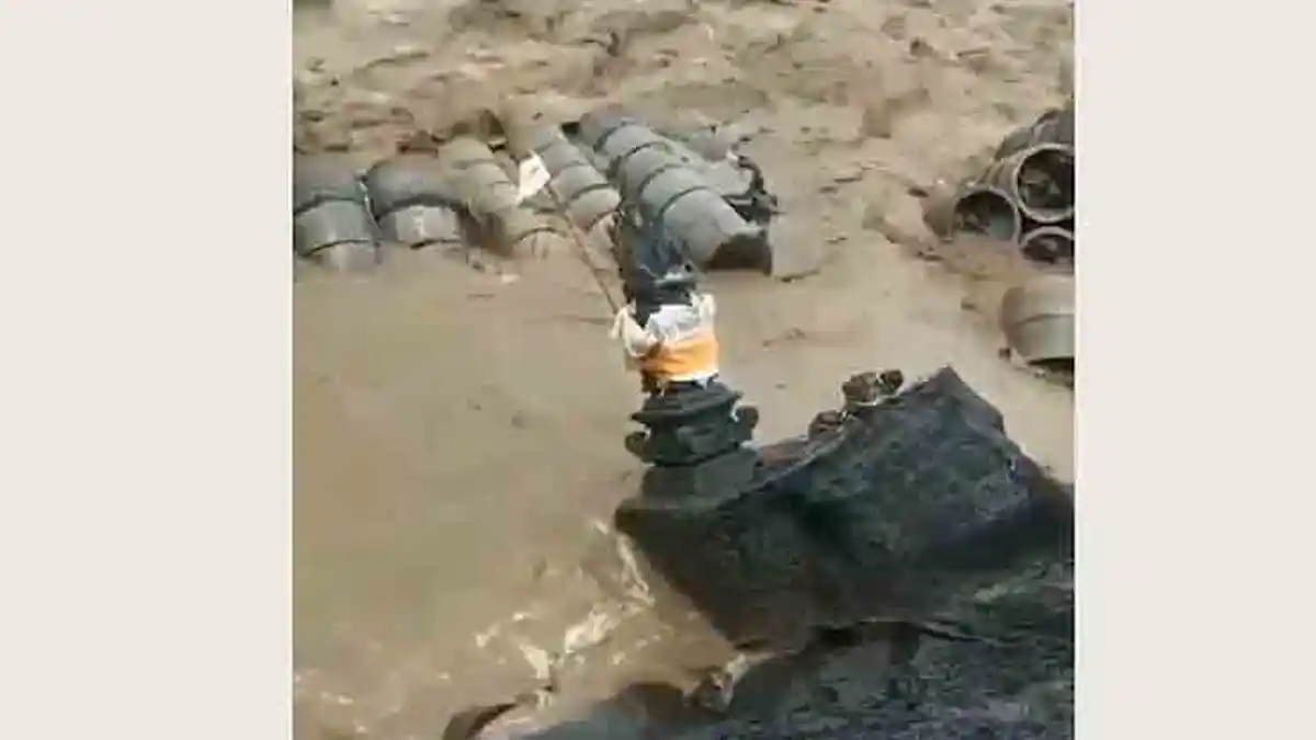 Senderan dan Pelinggih di Pantai Siyut Gianyar Ambruk