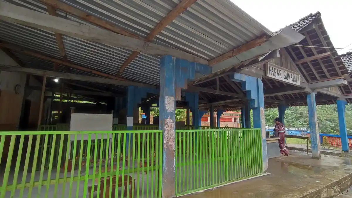 Miris! di Trenggalek Ada Bangunan Sekolah Nyaris Ambruk Buat Siswa SD Belajar di Area Pasar