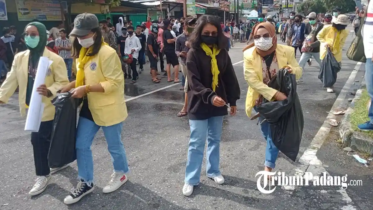 Aksi Pungut Sampah Warnai Unjuk Rasa Tolak UU Cipta Kerja di Padang, Mahasiswa Dibantu Polisi