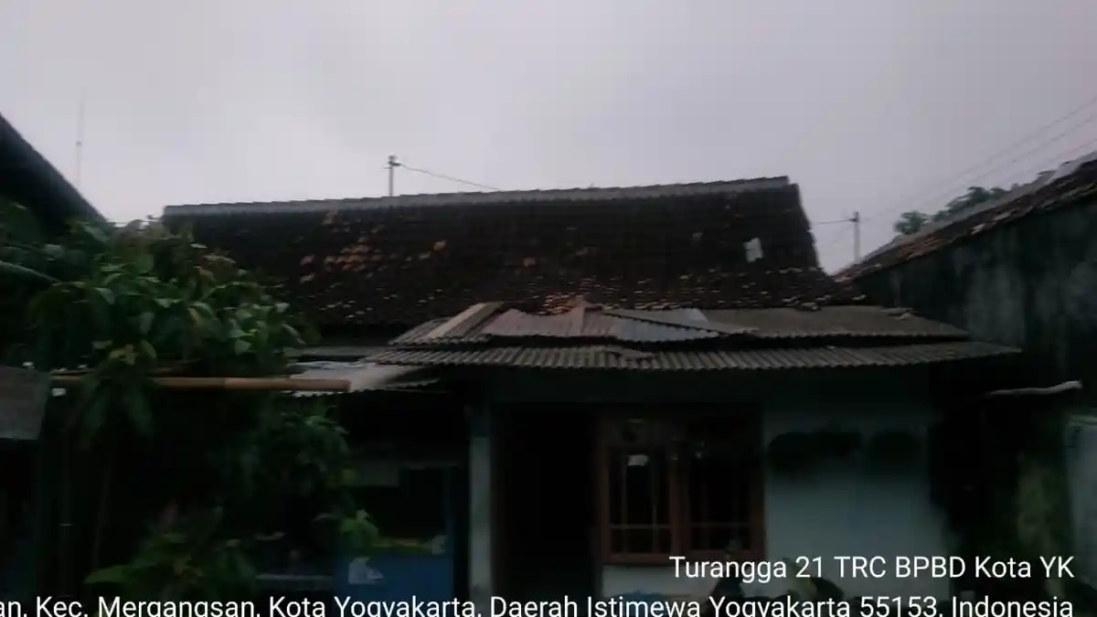 Update Hujan Deras DI Yogyakarta: Atap Rumah Warga Terbang Hingga Pohon Tumbang