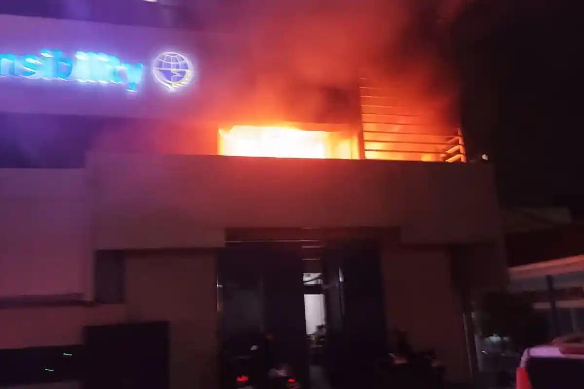 14 Truk Damkar Dikerahkan Padamkan Kebakaran Ruang Server dan Arsip Dishub Jatim