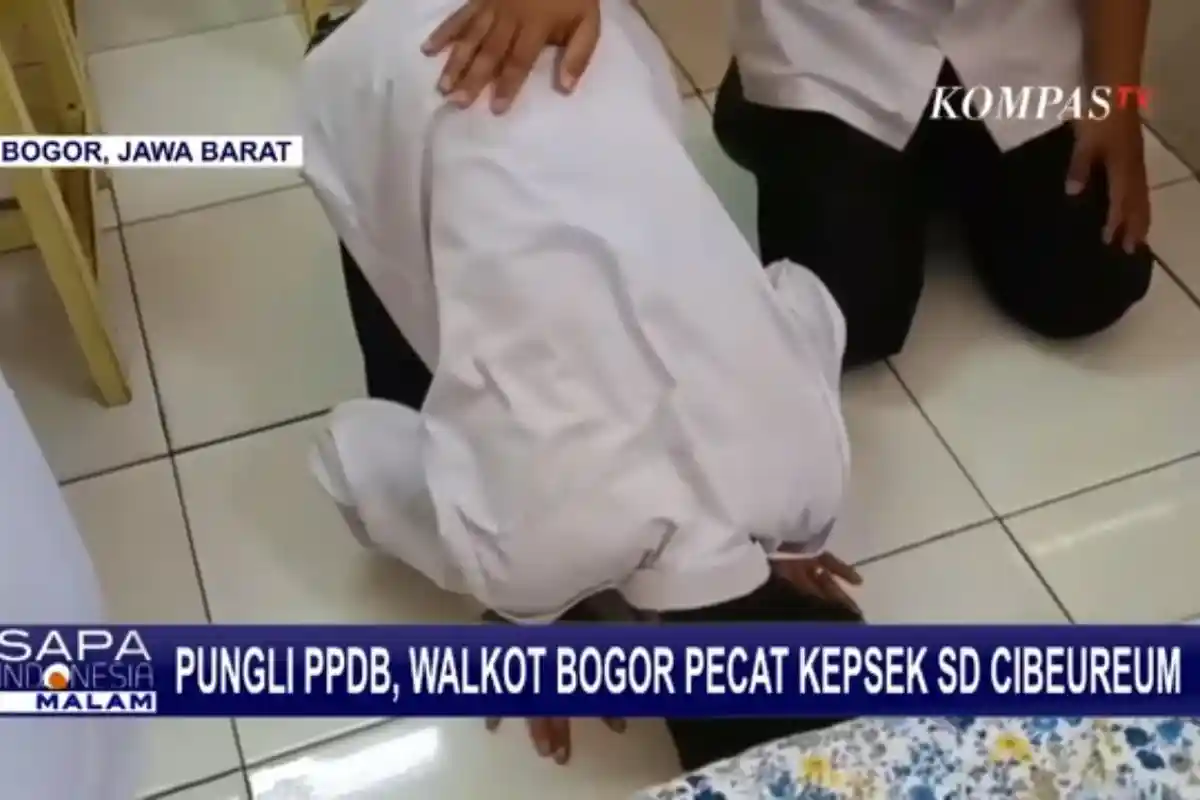 Momen Guru Honorer SD di Bogor Sujud Syukur, Pemecatannya Dicabut Wali Kota, Pungli Kepsek Terkuak