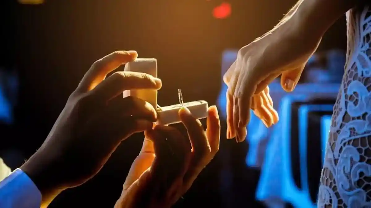 Lamarannya Ditolak karena Tak Sesuai Permintaan Sang Kekasih, Pria Ini Ragu Melanjutkan Hubungan