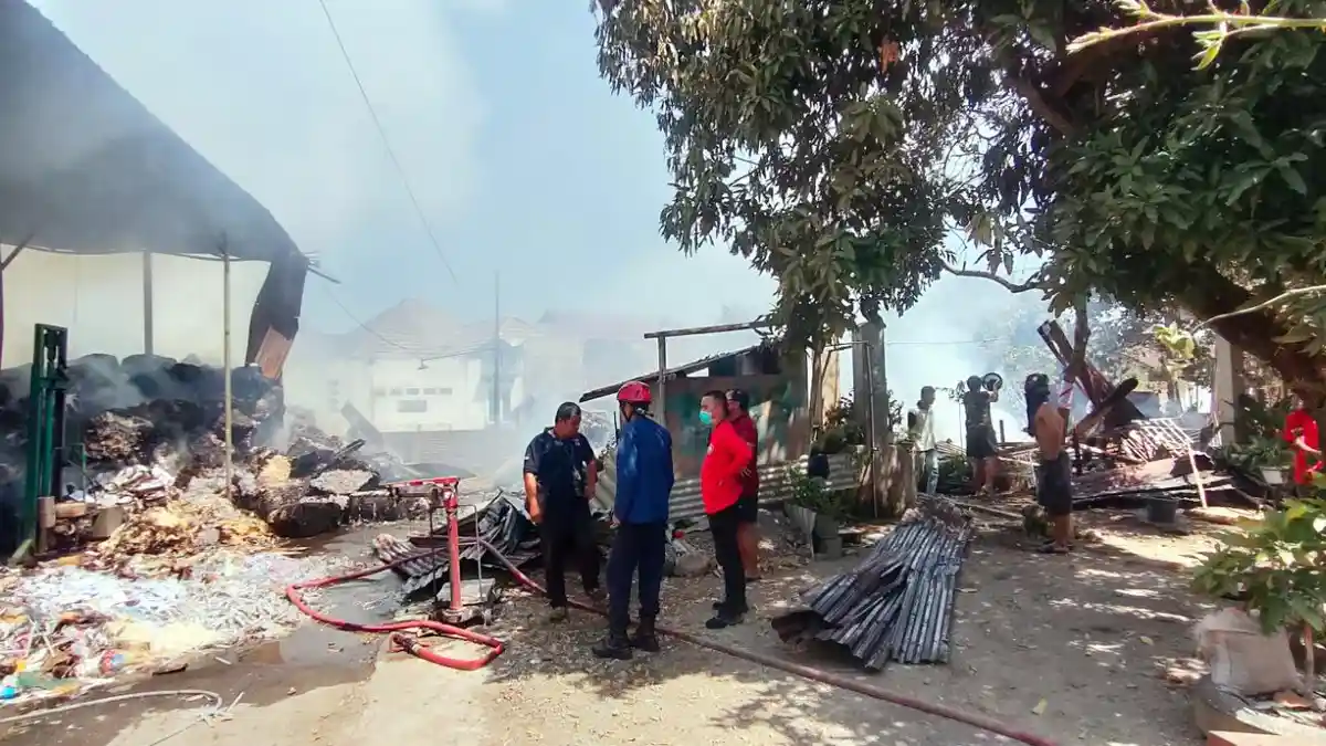 Gudang Kertas di Gergunung Terbakar, Damkar Klaten Kerahkan 3 Armada