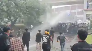 Demo-di-DPRD-Sulut-sergerthrt5.jpg