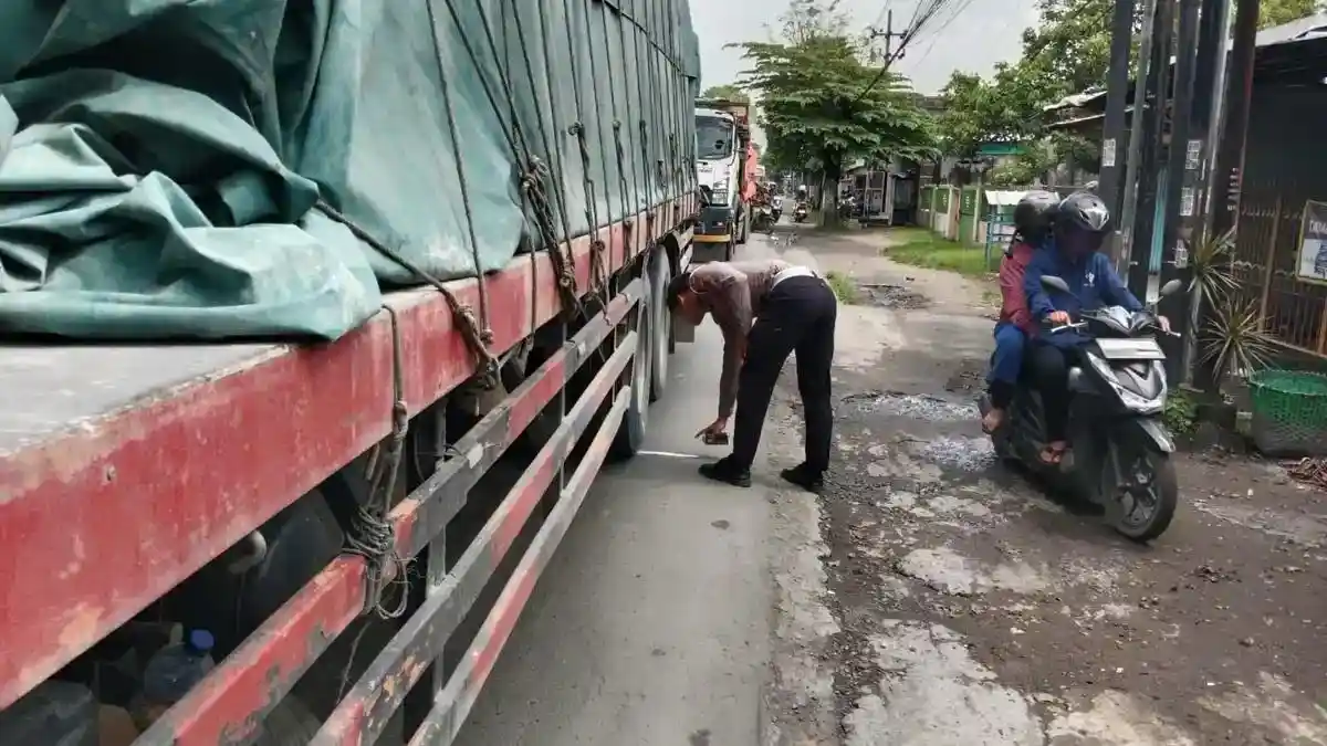Tabrakan dengan Truk Tronton, Pemotor Tewas dalam Perjalanan ke RS