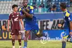 Pemain-Arema-FC-Joel-Vinicius-berselebrasi-Laga-Arema-FC-vs-PSM-Makassar-2026.jpg