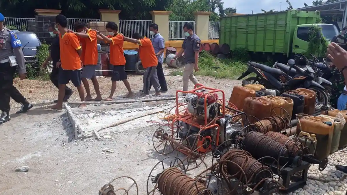 Gerebek Lokasi Ilegal Drilling di Malam Hari, Petugas Amankan 4 Pengebor Minyak Ilegal di Bajubang