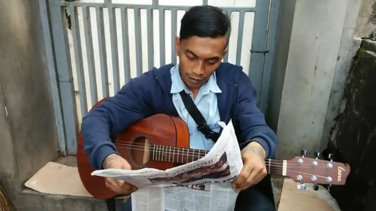 Keunikan Membaca Koran di Mata Angga, Pengamen dan Juru Parkir di Blok M