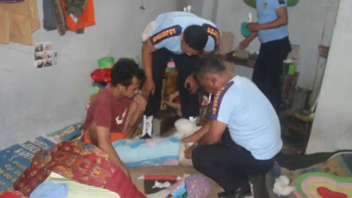 Narkoba Masuk Rutan Sanggau dengan Cara Dilempar - geledah-sel_20160818_195815.jpg