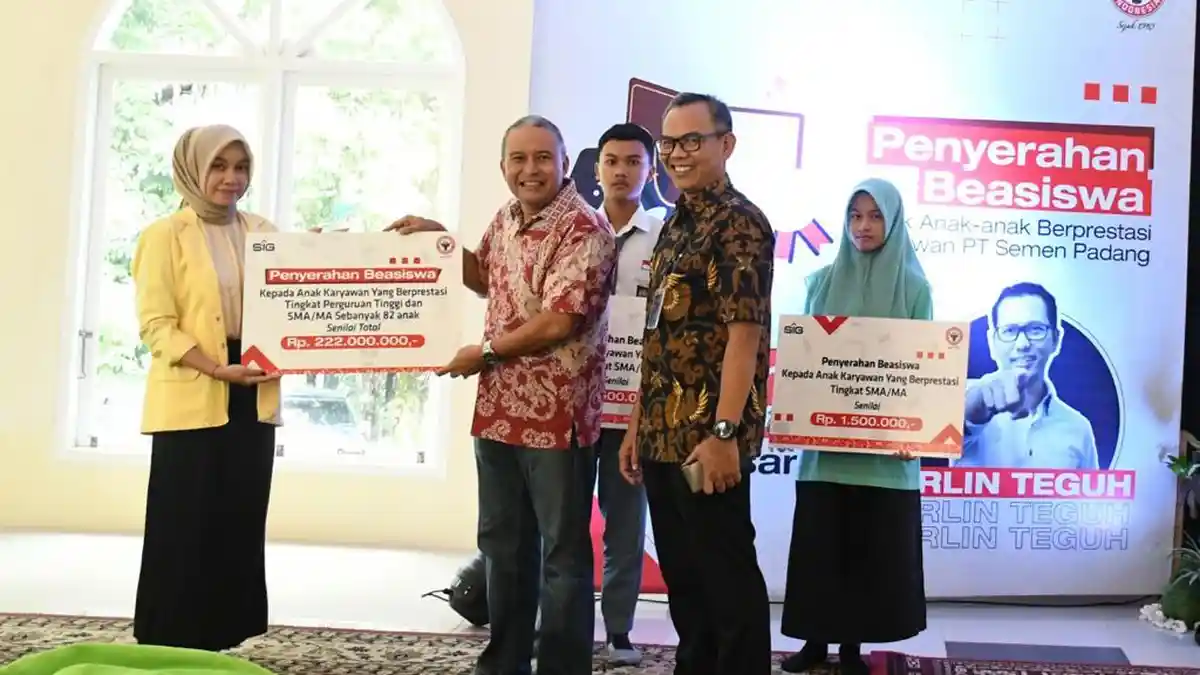 Peringati Sumpah Pemuda, Semen Padang Serahkan Beasiswa kepada 82 Anak Karyawan Berprestasi