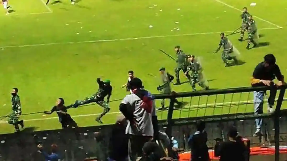 Panglima Andika Marah Lihat Video Tendangan Kungfu Oknum TNI di Kanjuruhan: Itu Suporter Diserang