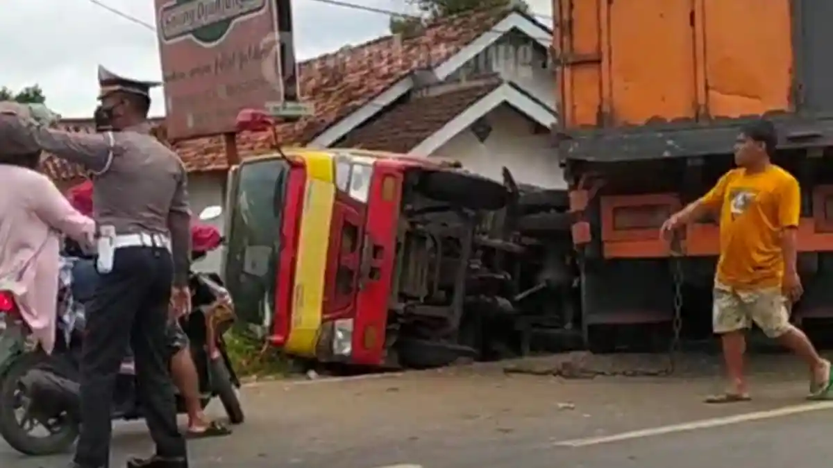 BREAKING NEWS Kecelakaan di Pesawaran, Truk Muatan Jagung dan Galon Bertabrakan