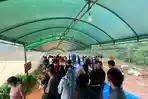 Diguyur-hujan-lebat-Masyarakat-mengantri-di-pembagian-kurban-hidroponik-Polda-Rabu-275.jpg