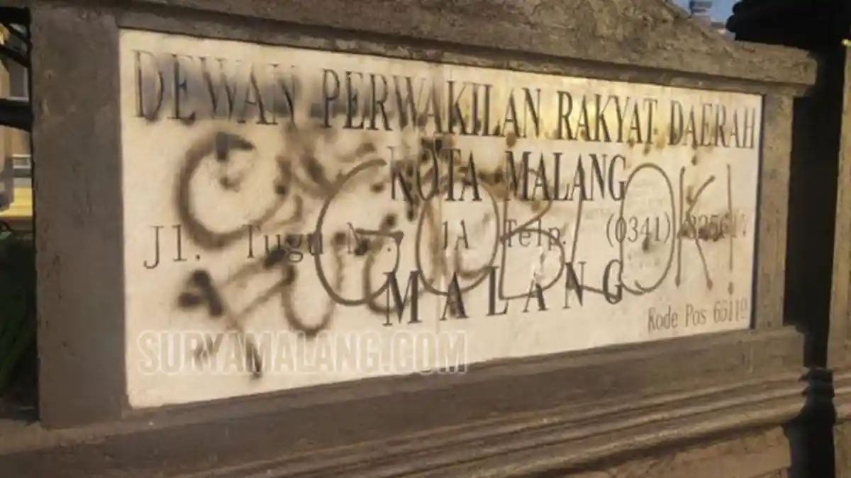 Demonstran Coret Papan Nama DPRD Kota Malang dengan Tulisan 'Goblok'