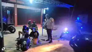20260517_Bhabinkamtibmas-Graha-Indah-bersama-FKPM-turun-patroli-hingga-dini-hari.jpg
